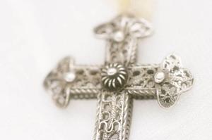 安全にへそピアスを取り付ける方法